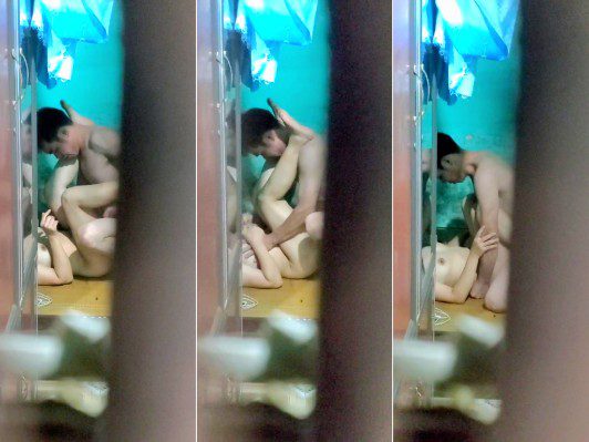 Quay lén vợ chồng chị công nhân phòng bên